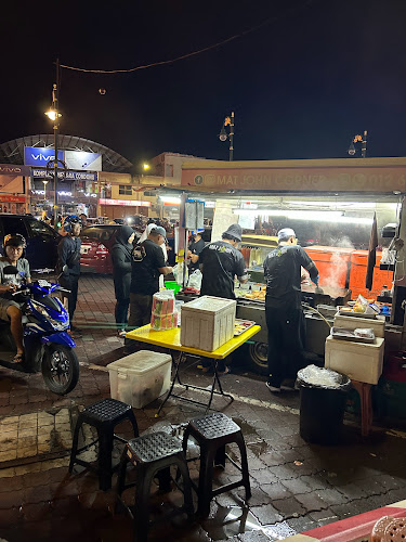 Mat John Burger Menara Condong