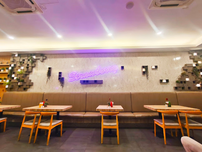 Sitiawan Strawberry Kafe - Gastronomi dan perhotelan