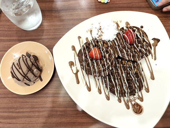 Opinii despre Molten Chocolate Cafe Uptown Damansara în Petaling Jaya - Gastronomi dan perhotelan