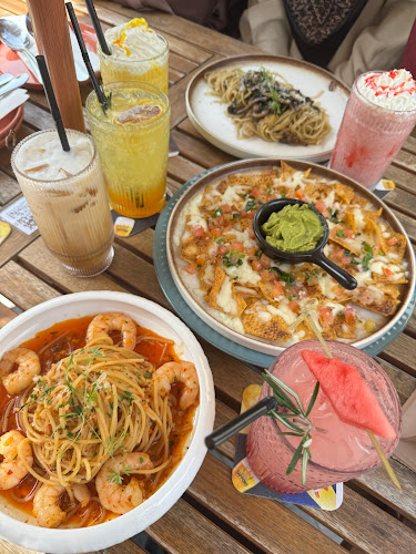 The Palm Cafe & Bistro - Gastronomi dan perhotelan