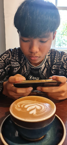 Ausemist Coffee Cafe - Gastronomi dan perhotelan