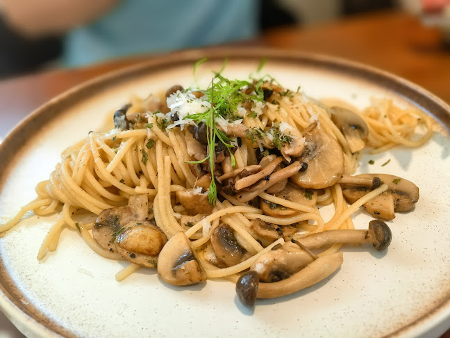 The Palm Cafe & Bistro - Gastronomi dan perhotelan