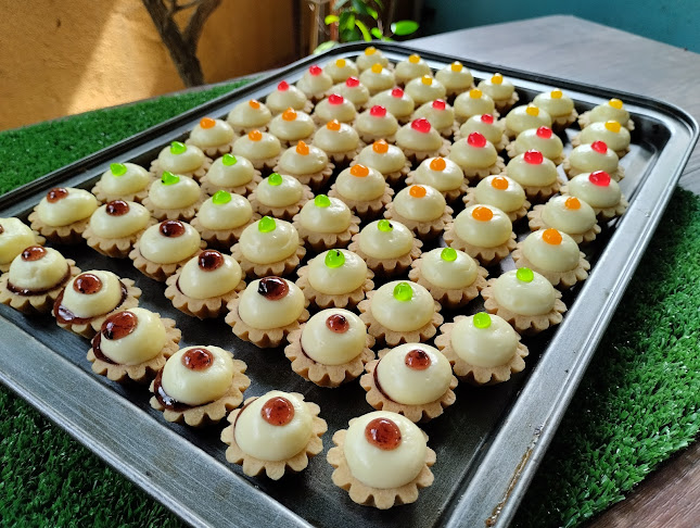 WAHILA CAKE AND BOUQUET