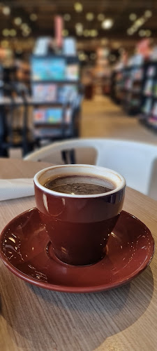 Madeleine Cafe & Patisserie - Gastronomi dan perhotelan