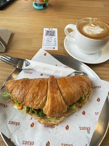 Ekues Cabin Cafe - Gastronomi dan perhotelan