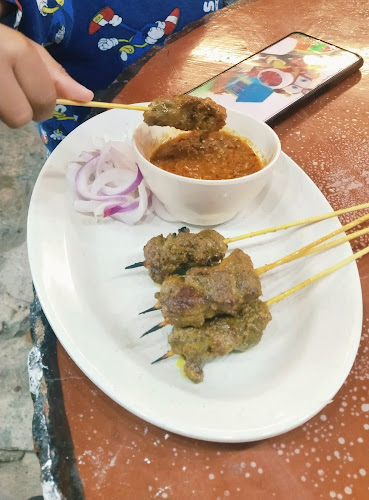 Makan Sini Laa ( Pekan Lumut, Perak )