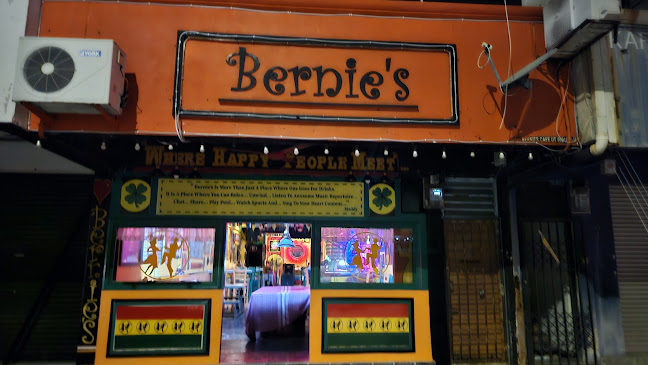 Bernie's Bar/Pub - Gastronomi dan perhotelan