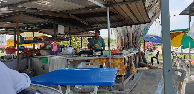 Guna's Corner (Kedai Bawah Pokok)