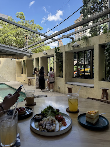 The Rabbit Hole - Gastronomi dan perhotelan