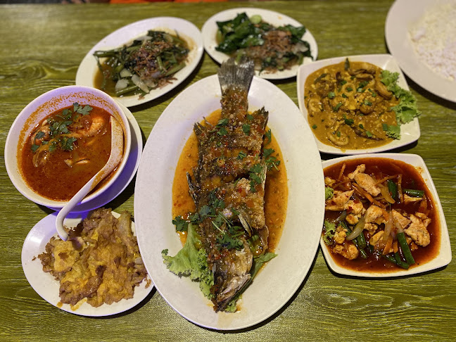 Opinii despre DPerahu ThaiFood în Kampung Raja - Gastronomi dan perhotelan