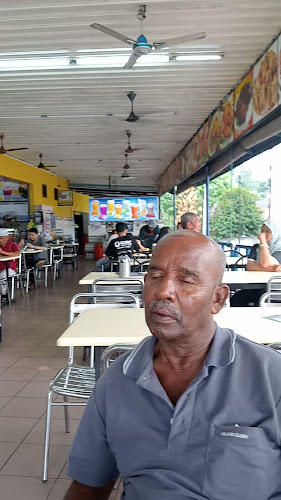 RESTORAN KARI KEPALA IKAN DEEN - Gastronomi dan perhotelan