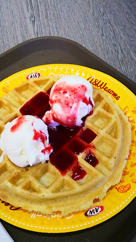 A&W 1st Avenue - Gastronomi dan perhotelan