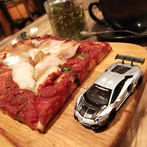 Luretta D.O.P. Italian Deli at Lot 10 - Gastronomi dan perhotelan