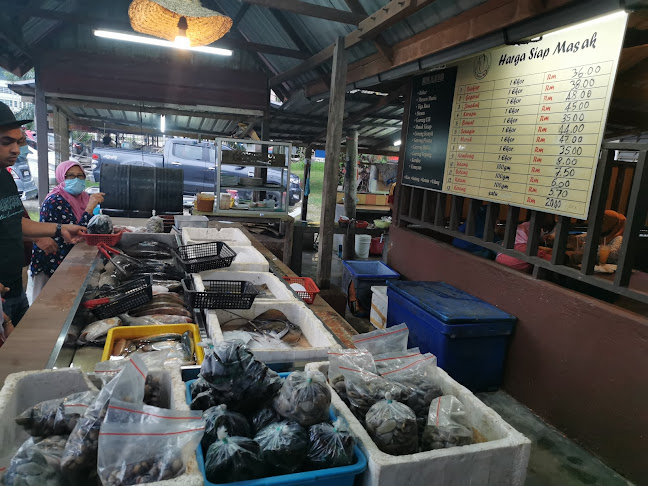 Lumut Ikan Bakar, Jalan Iskandar Shah, Batu 2 Pundut, Kampung Tebing Rabak, 32200 Lumut, Perak