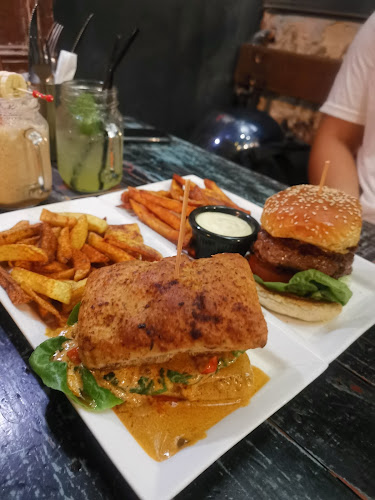 Junk Cafe - Gastronomi dan perhotelan