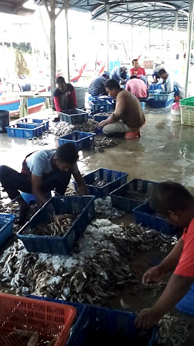 Seafood Market (Jeti Ikan Pengkalan Baru) ) - Pantai Remis