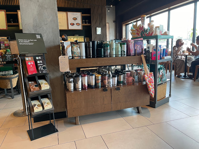 Starbucks Lotus's Kota Bharu - Gastronomi dan perhotelan