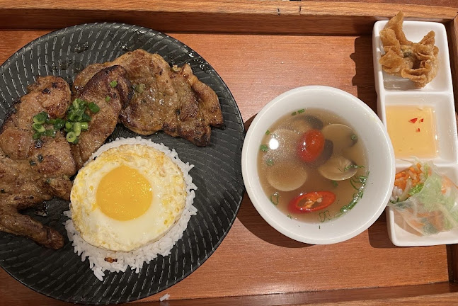 Ăn Viet - Gastronomi dan perhotelan