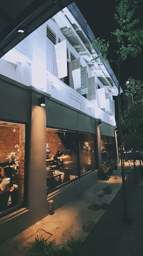 Higher Ground - Gastronomi dan perhotelan