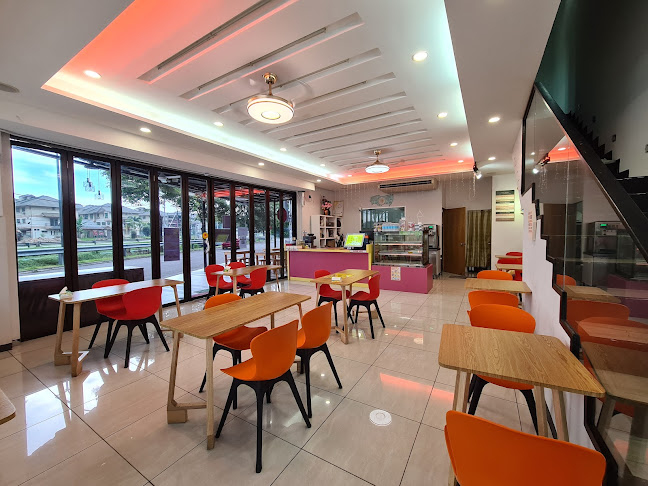 Queen Bee Ice Cream Dessert Shop - Donggongon