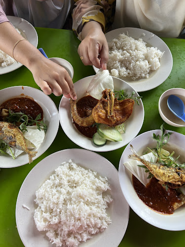 Opinii despre Ayam Penyet Mak Maya (warung mak ipah) în Kuala Lumpur - Gastronomi dan perhotelan
