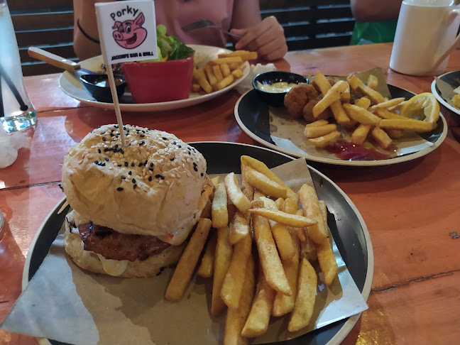 Opinii despre Jacknife Bar & Grill în Kota Kinabalu - Gastronomi dan perhotelan