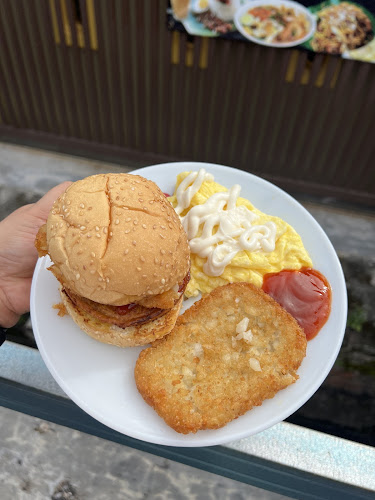 Port Lola - Gastronomi dan perhotelan