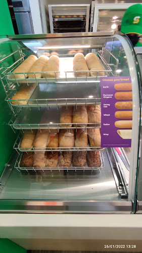 Subway Emart Bintulu (Kwangkweet Sdn Bhd) - Gastronomi dan perhotelan