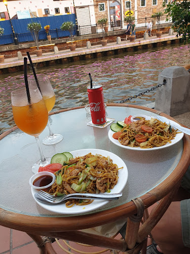 Opinii despre 90 Riverside Cafe în Melaka - Gastronomi dan perhotelan