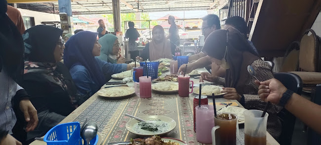 Comentarii opinii despre Haji Isenin Restoran Kari Kepala Ikan & Asam Pedas Semabok Melaka