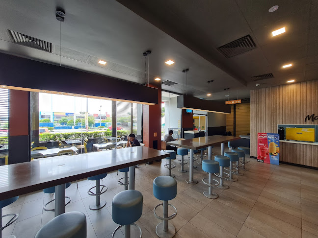 McDonald's Giant Jalan Kebun DT - Gastronomi dan perhotelan