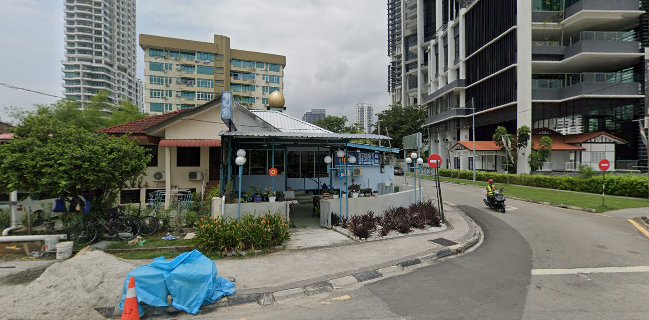 Restoran 77 (famous curry fish head)